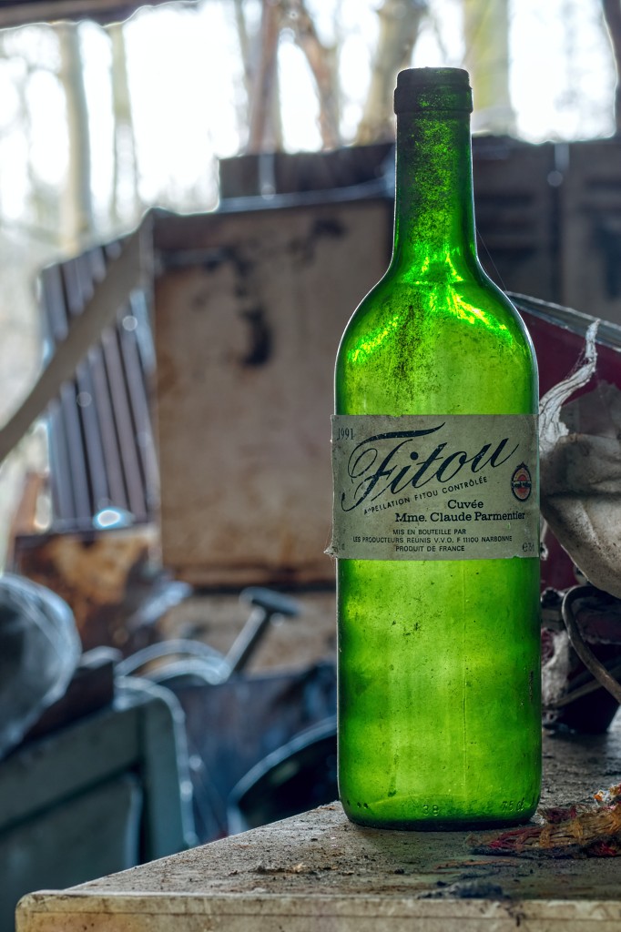 HDR urbex Lost in the Woods lada 1300 opel kadett trash fitou oldtimer youngtimer bus morgon tractor olielamp vuldop Airco generator belgie